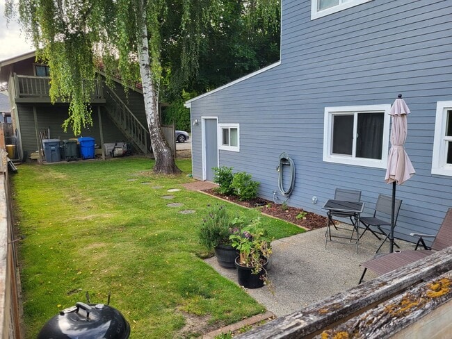 Building Photo - Cozy 2 BD, 1 BA Ground floor Duplex with L...