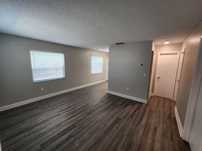Foto del edificio - Housing Voucher Accepted -Upgraded 3 Bedroom 2 Bath - Minutes from Super Target and Publix