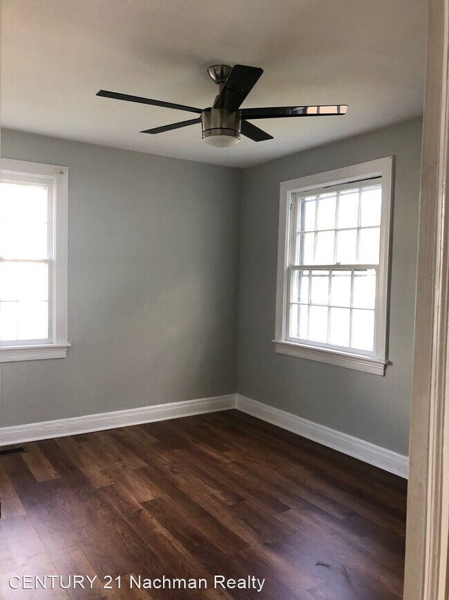 Building Photo - 3 br, 1 bath House - 20 W Southampton Avenue