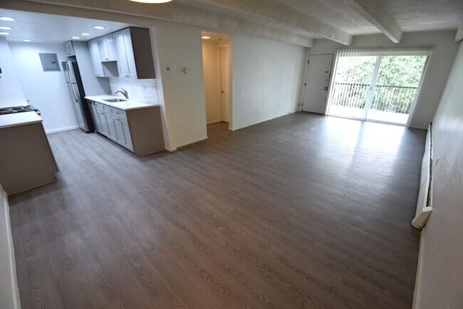 Building Photo - 1 Bedroom Apartment Available Now!
