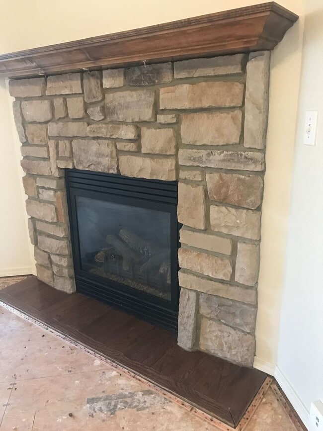 Building Photo - Executive Rental - Charming 3-bedroom 2 ba...