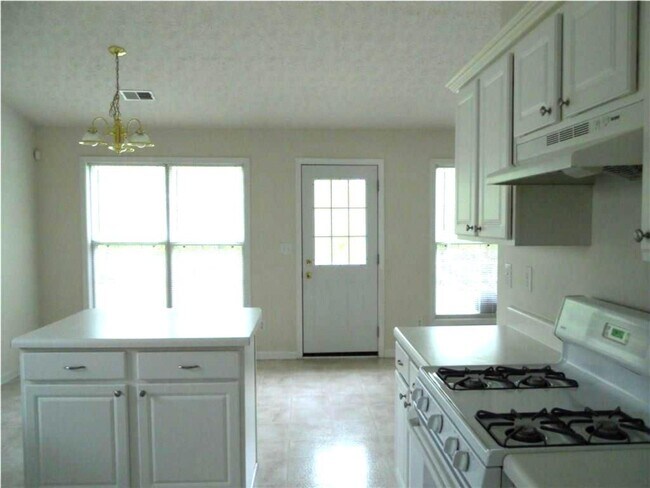 Foto del edificio - 301 Yarbrough Ct