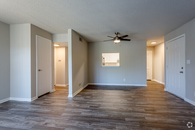 2BR, 2BA - 963 SF - Eastwood Crossings