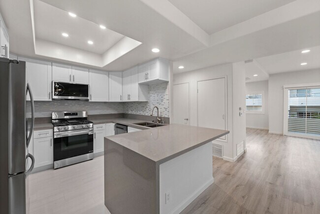 Building Photo - Carlyle Condominiums