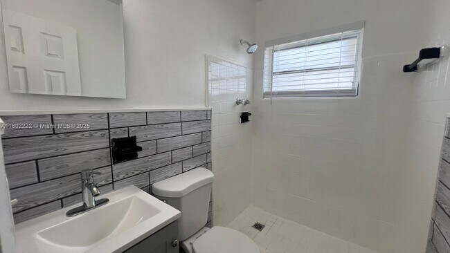 Foto del edificio - 6300 Miramar Pkwy
