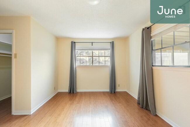 Building Photo - Queen room in 4-bed/3.0-bath Home