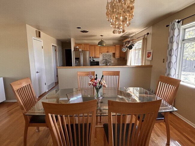 Foto del edificio - Enjoy Amazing Flatiron Views, Abundant Space, and A Large Backyard in this 5 Bedroom Home