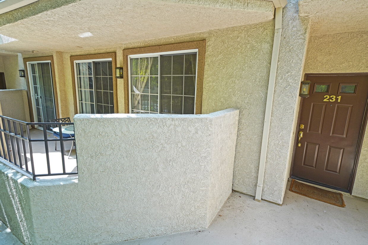 24137 Del Monte Dr., Santa Clarita, CA 91355 Townhome Rentals in