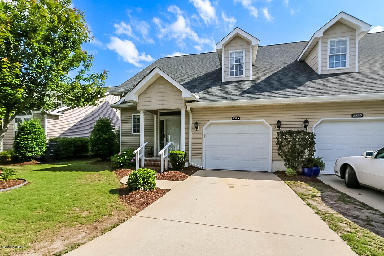 Foto principal - 533 Village Green Dr
