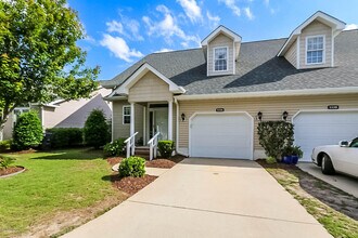 Building Photo - 533 Village Green Dr