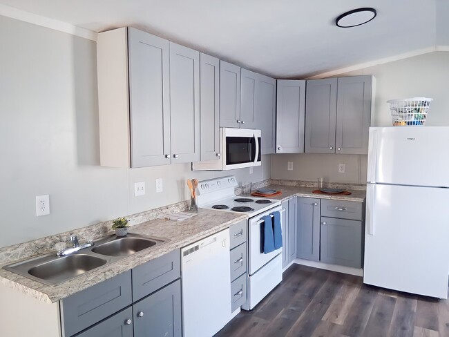 Building Photo - 14 Deerwood Park