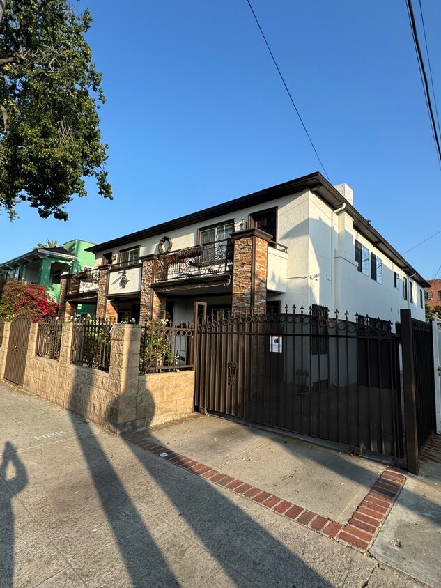 Primary Photo - 5668 Franklin Ave