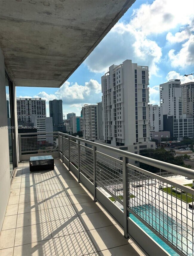 Foto del edificio - 690 SW 1st Ct