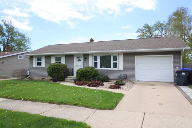 Building Photo - Charming 3 Bedroom Neenah Home with fenced...