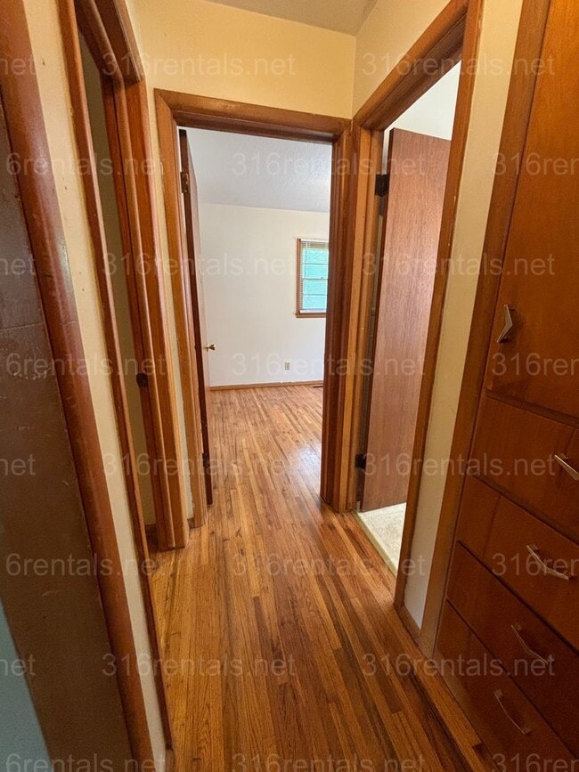 Foto del edificio - Two bed one bath available NOW!