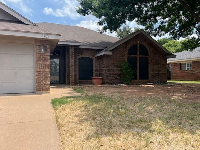 Building Photo - 6409 Twin Oaks Dr