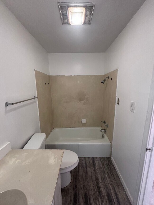 Building Photo - 2 Bedroom, 1 Bathroom Apartment is NOW Ava...