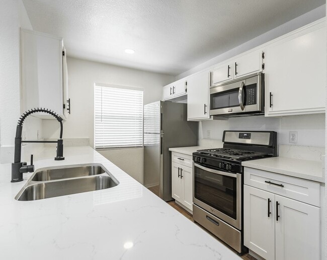 Interior Photo - 226 South Serrano