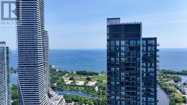 Photo du bâtiment - 2200 Lake Shore Blvd W
