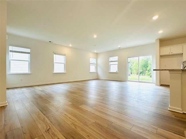 Building Photo - 1400 Hunter Trl