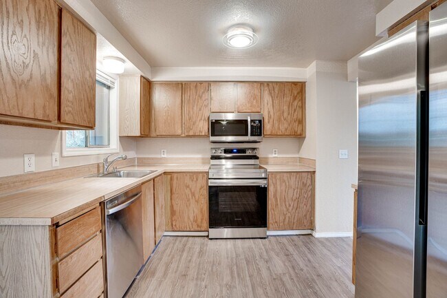 Foto del edificio - 3 Bedroom /1.5 Bath Silver Lake / Eastmont...