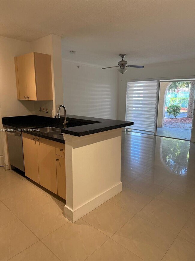 Foto del edificio - 2433 Centergate Dr