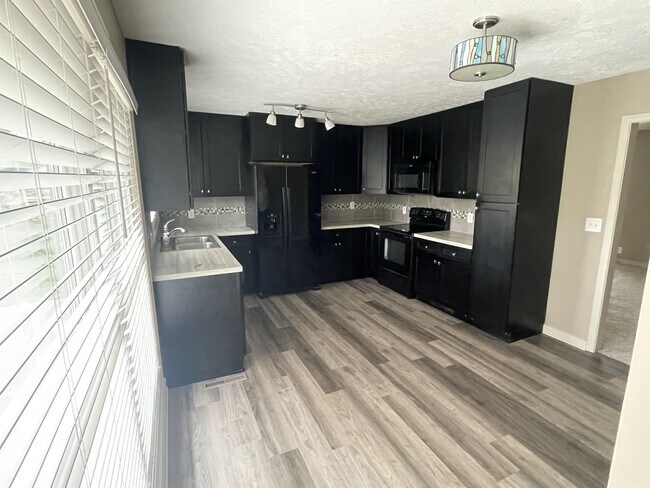 Building Photo - 2537 St Thomas Dr
