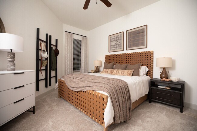 Building Photo - Luxury Living + 4 Weeks Free