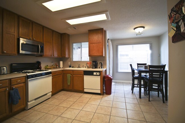 Spacious Kitchen with formal dining area, com - 19523 Maywood Falls Cir