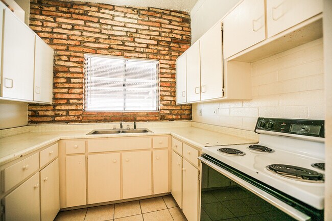 Building Photo - 501 S Hall