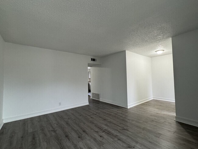 Foto del edificio - Fully renovated. This 3BD/2.5BA two-story home in Babcock Place has been completely updated