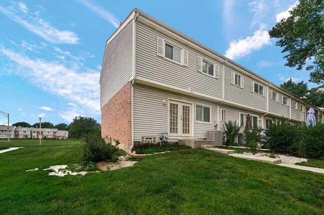 Building Photo - 451 Yorkshire Sq