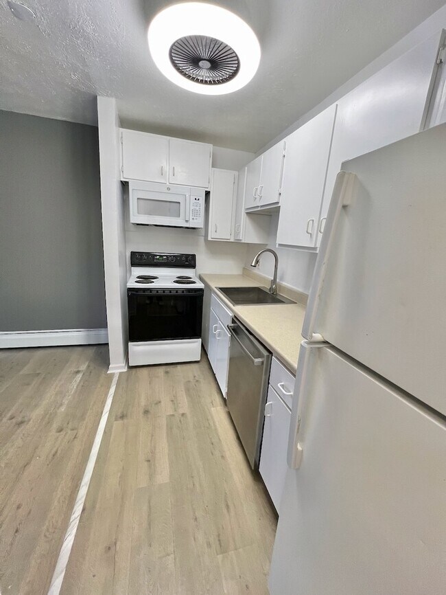 Building Photo - Affordable Remodeled Condo!