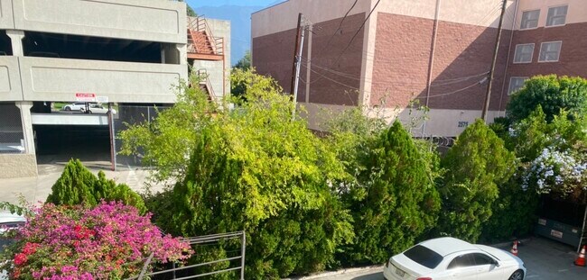 Foto del edificio - 2561 E Colorado Blvd