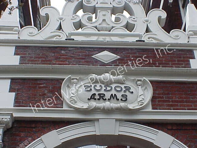 Foto del edificio - Studio Unit in the Alphabet Dist w/hardwoods & W/S/G included in the rent -Tudor Arms!