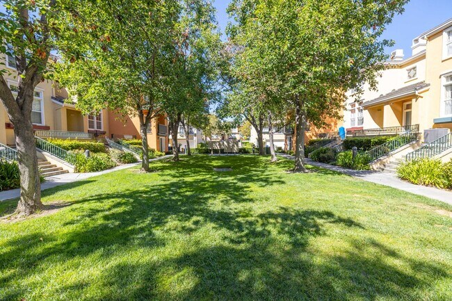 Foto del edificio - Spacious End-Unit Townhome in Gated Liberty Commons
