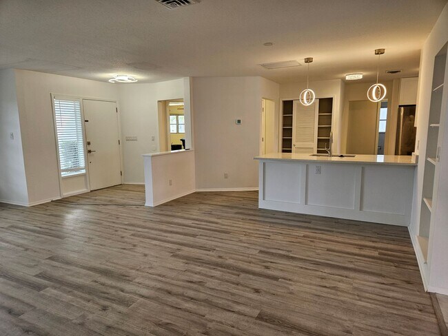 Building Photo - Annual Unfurnished 3 Bedroom 2 Bathroom Si...