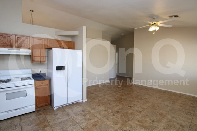 Foto del edificio - 16124 W Madison St