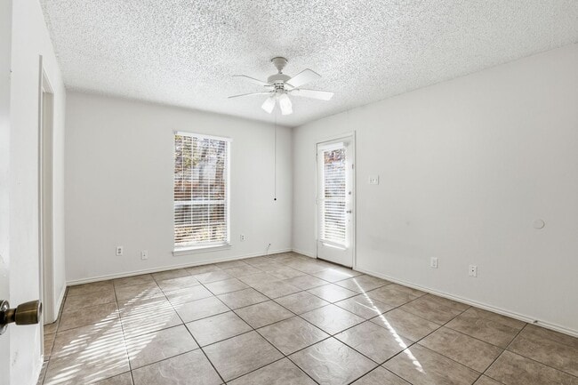 Building Photo - Great in Grapevine