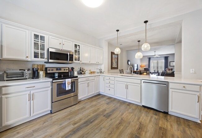 Kitchen with Breakfast Bar - 4 Jib Sail Ct