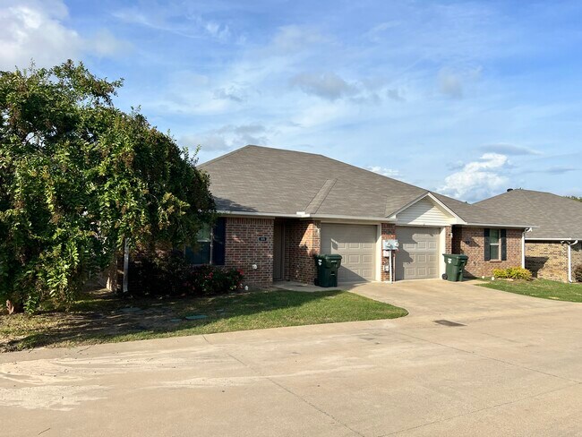 Building Photo - 3976 Cottage Dr