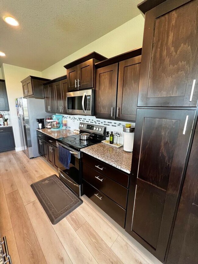 Building Photo - Stunning, open concept 4 bed, 3.5 bath hom...