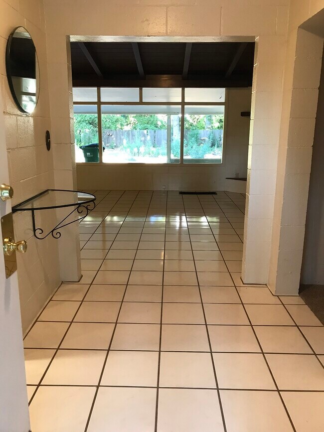 Building Photo - 1680 Park Vista Dr