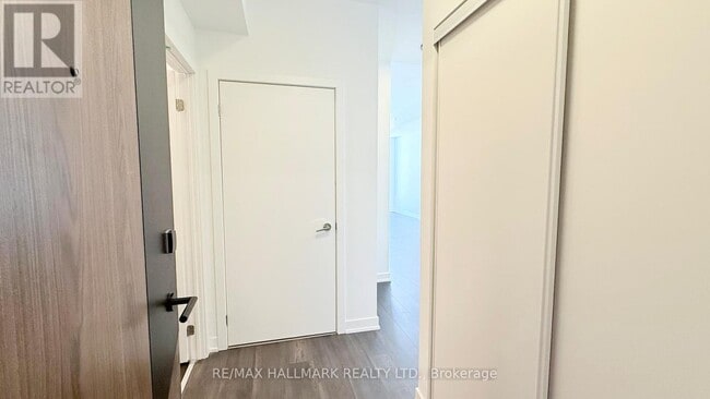 Building Photo - 1037 The Queensway