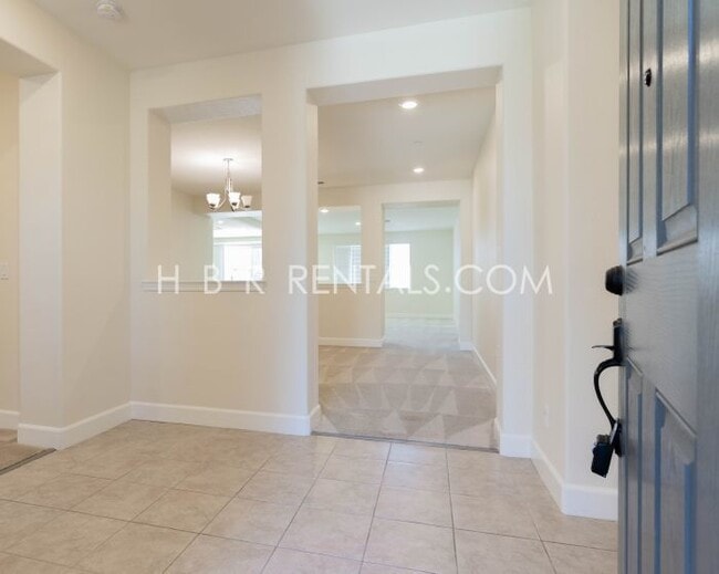 Building Photo - Spacious Elegance: 4-Bedroom with 3.5 Baths in Manteca