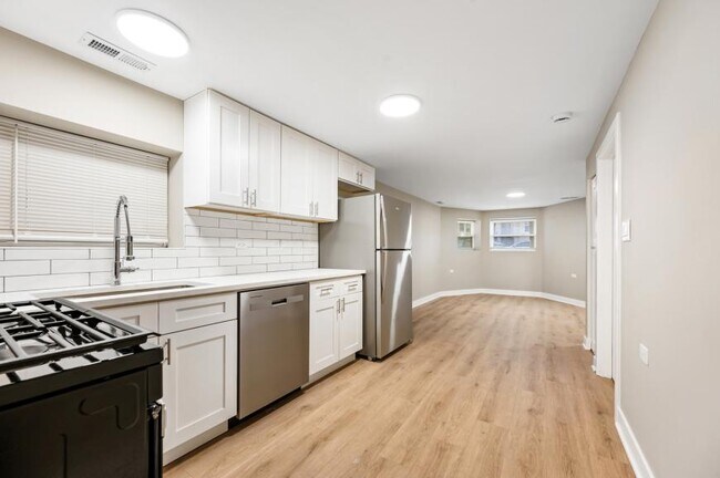 Building Photo - 2 bedroom in Chicago IL 60657