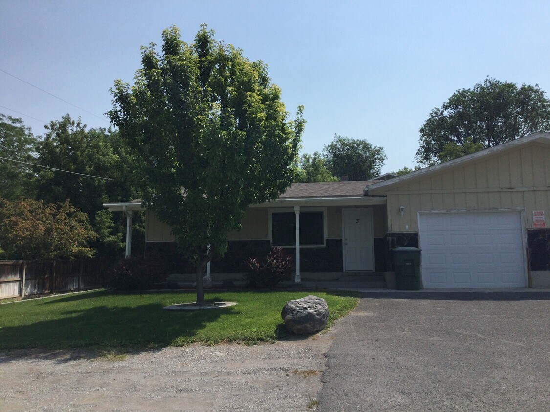 Primary Photo - 1414 E Poplar St