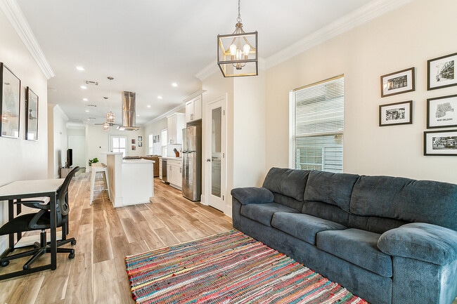 Sitting Area - 8911 Apple St