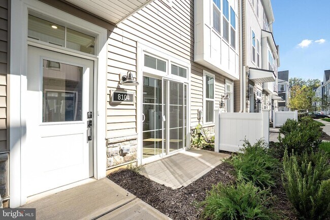 Foto del edificio - 8104 Donatello Dr