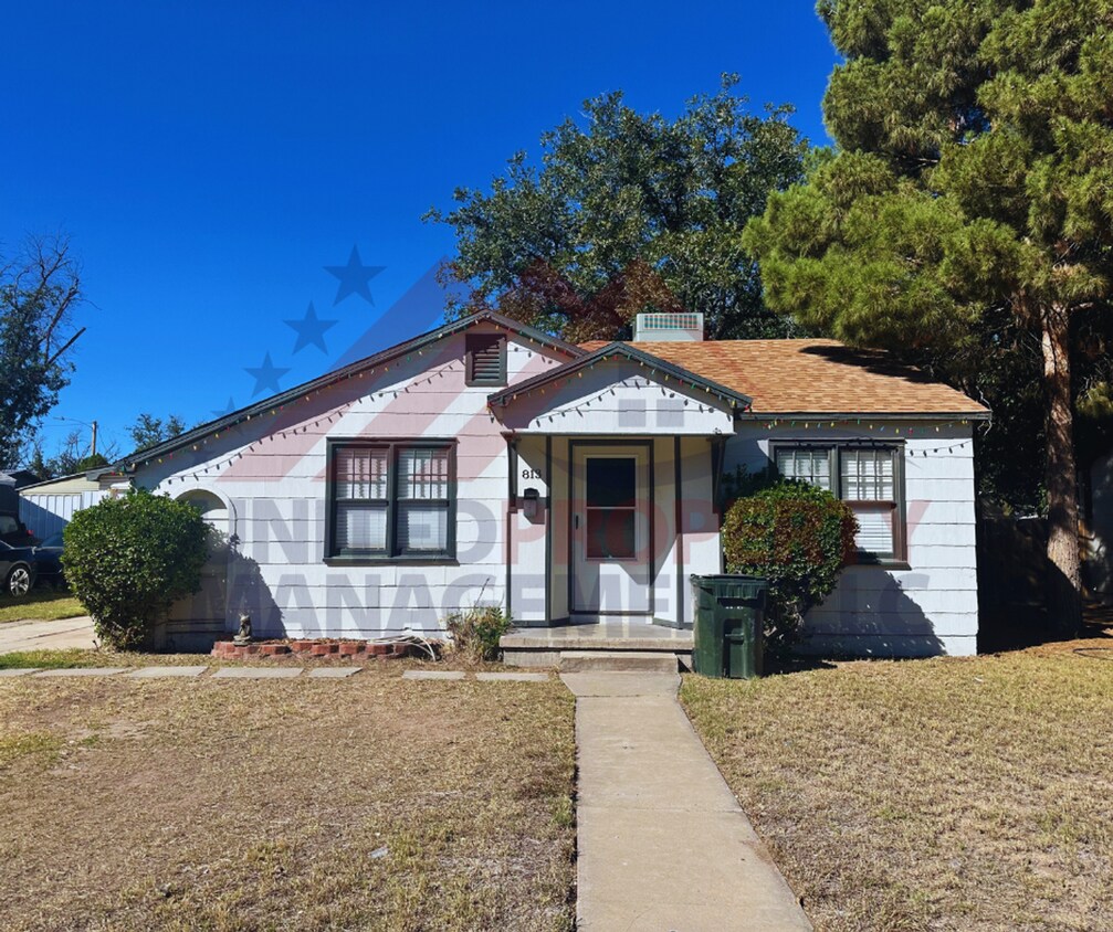 Foto principal - Cozy 2-Bedroom Home Near Shopping & Schools